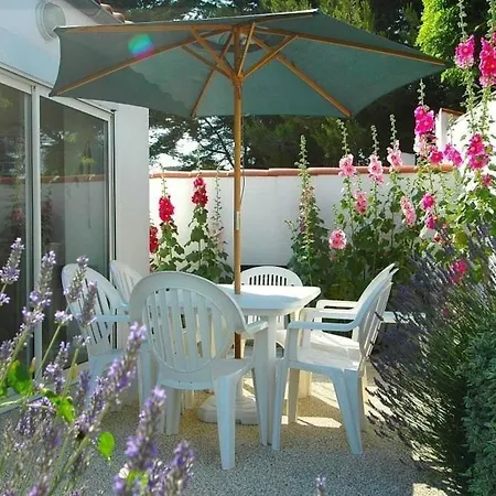 Charmante Maison Bord De Avec Jardin Villa *